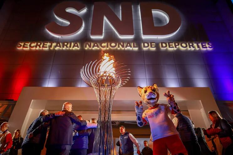 Tiríka, mascota oficial de los XII Juegos Suramericanos, posa junto al pebetero en la sede de la Secretaría Nacional de Deportes.
