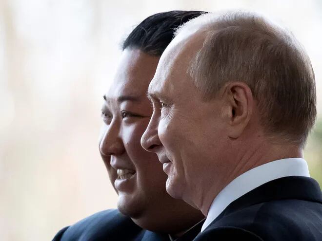 El líder norcoreano Kim Jong-un (a la derecha) y el presidente ruso Vladimir Putin durante una reunión en Vladivostok, Rusia, en abril de 2019.