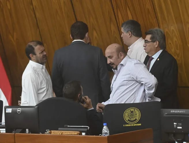 Diputados cartistas, abdistas y llanistas conversan amenamente en la sala de sesiones de Diputados tras el archivo del juicio político a Quiñónez.