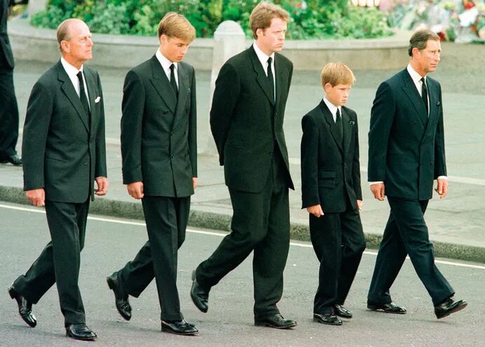 El 6 de septiembre de 1997 durante el sepelio de Lady Di: Felipe de Edimburgo, el príncipe Guillermo, el conde Spencer, el príncipe Enrique y el príncipe Carlos.