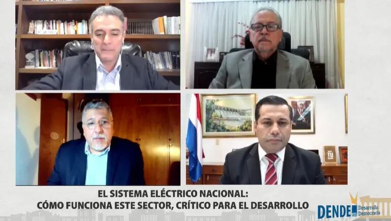 Yan Speranza (arribaa a la iz), Héctor Ritcher (a su der.), Victorio Oxilia (abajo a la iz) y Félix Sosa (d), ayer en el debate organizado por Dende.