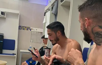 Darío Benedetto (d) y Nicolás Figal tomando tereré en el vestuario de Boca Juniors.