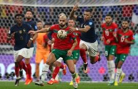 El marroquí Sofyan Amrabat intenta controlar el balón ante la presencia del francés Kylian Mbappé.