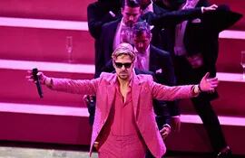 El actor canadiense Ryan Gosling presentó la performance "I'm Just Ken" de la película "Barbie" en el Dolby Theatre de Hollywood, California.