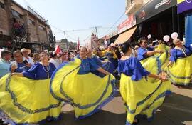 Coloridos trajes con los colores alusivos a la ciudad de Luque se vieron en el espectáculo urbano de danza.