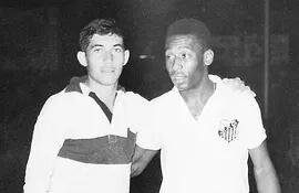 Gustavo Torres y Pelé, en el Bosque de Para Uno, el 15 de mayo del ‘65.