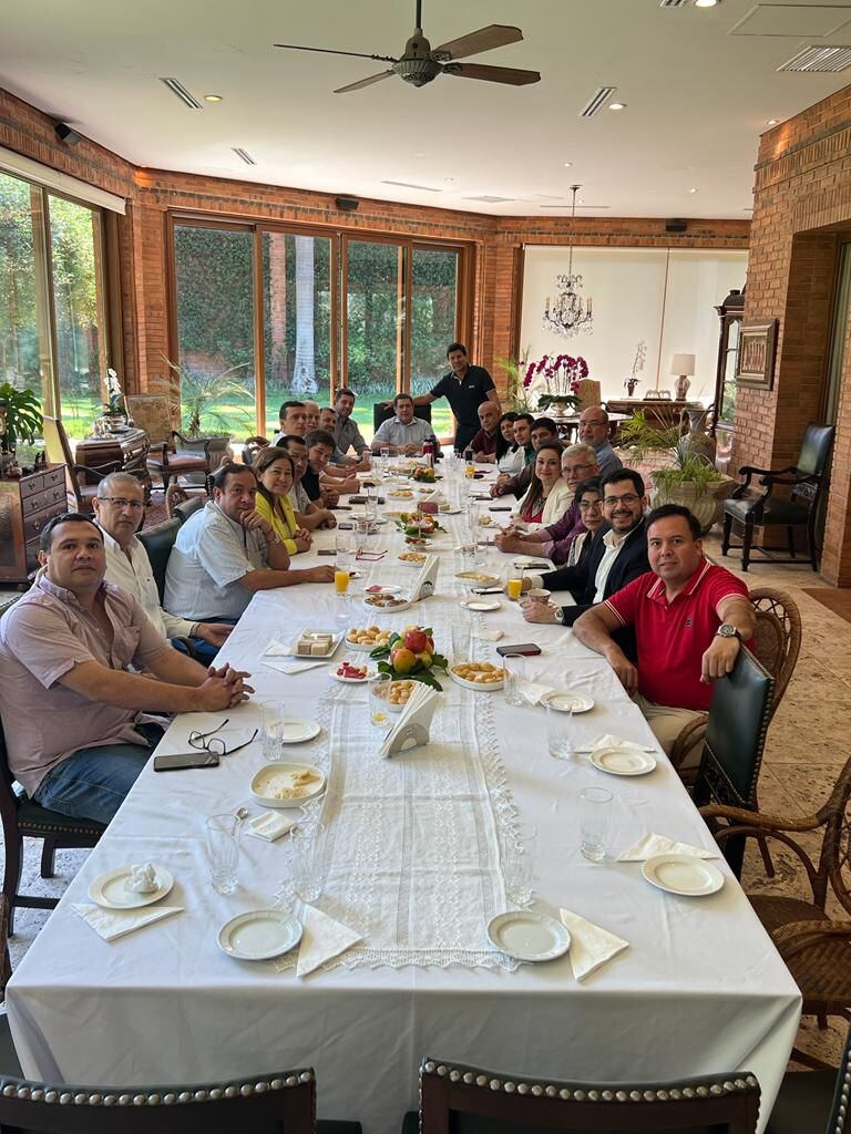 Espacios vacíos en la mesa donde debían estar Roque Sarubbi, Pastor Soria, Blanca Vargas de Caballero y Ulises Quintana. 