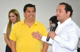 El titular de la EBY, Luis Benítez (i),  con el diputado y exfuncionario Sebastián Remesowski.