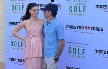 ¡Enamorados! Nadia Ferreira y Marc Anthony llegaron juntitos al torneo de golf de la Fundación Maestro Cares.