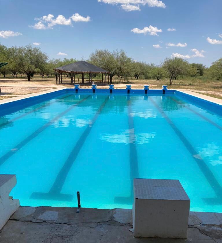 El balneario Oasis de Loma Plata es uno de los principales centro de recreación. Ofrece todas la comodidades para refrescarse en el agua.