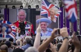 Una multitud recibió con alegría a la Reina Isabel, en el inicio de los festejos por el Jubileo de Platino de la Monarca. (EFE/EPA)