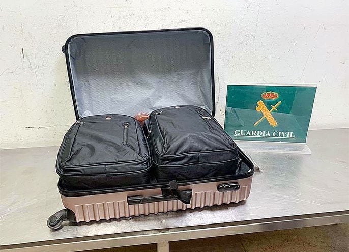Las dos mochilas con droga que fueron cargadas en Luque.