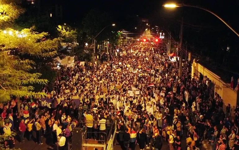 Multitudinaria fue la marcha de los universitarios anoche en Asunción.
