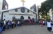Cientos de fieles se reúnen en la Catedral San Blas para celebrar la Semana Santa.