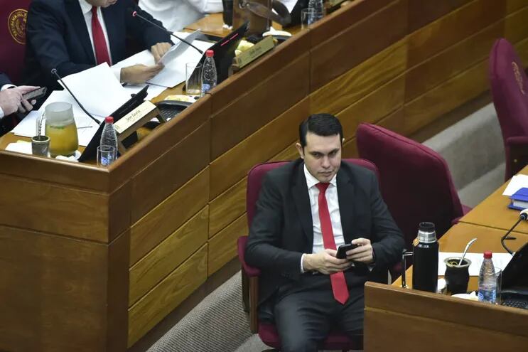 El senador Hernán David Rivas (ANR, HC) mira de reojo a sus colegas de la oposición mientras se discute sobre su pedido de pérdida de investidura.