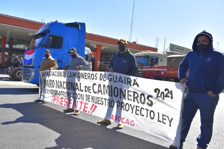 Miembros de la Asociación de Camioneros del Guairá cerraron de forma intermitente la ruta PY08 en el cruce que une Villarrica con Paraguarí.