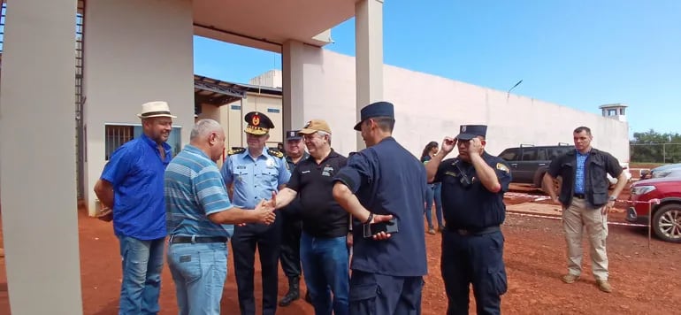 El ministro Enrique Riera (centro, con remera negra y kepis) saluda a un vecino de la futura Penitenciaría de Minga Guazú.