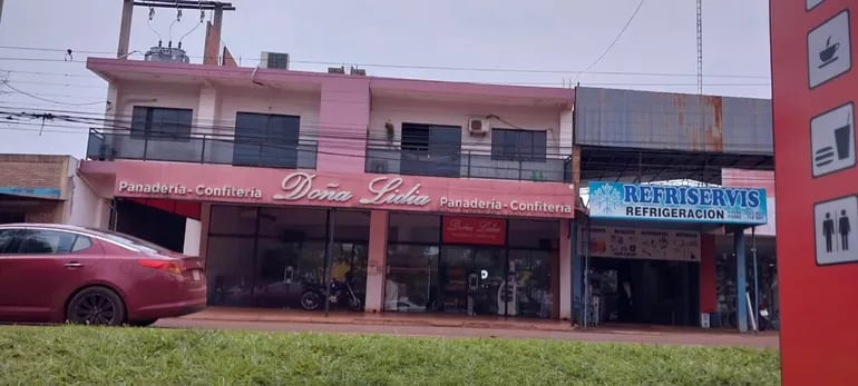 En este lugar donde ahora funciona una panadería supuestamente terminó su secundaria el senador cartista, Hernán David Rivas.