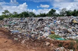 De esta manera se encuentra el vertedero de basuras de la ciudad de San Juan Bautista, Misiones, que fue intervenido por la Fiscalía del Medio Ambiente, en la tarde de este marte, tras denuncia de contaminación ambiental.