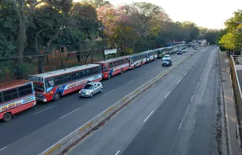 Transportistas protestan en San Lorenzo, frente al campus de la Universidad Nacional de Asunción, sobre la ruta PY02.