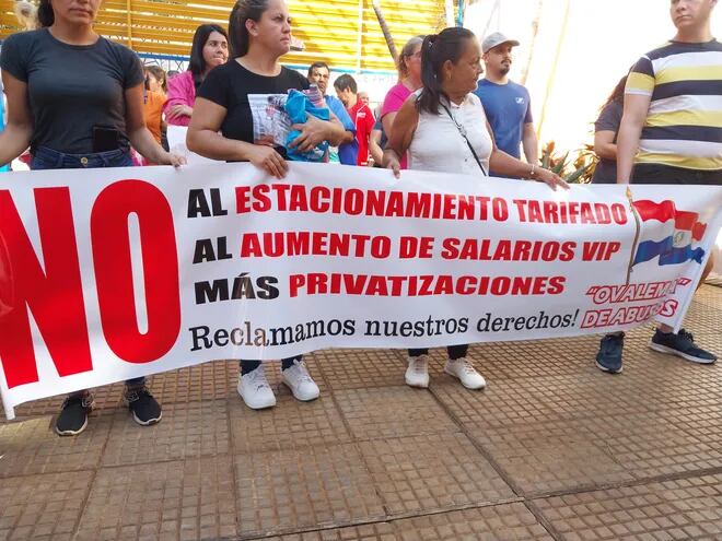 Manifestantes frente a municipalidad de Encarnación.