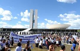 manifestantes-se-mantienen-ante-el-congreso-brasileno-en-brasilia-las-principales-ciudades-del-pais-siguen-viviendo-diversos-actos-de-reclamos-al-go-210459000000-569539.jpg