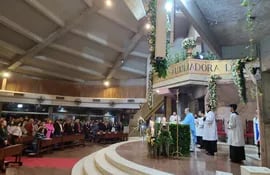 La jornada de celebración por el Día de María Auxiliadora inició con una misa solemne en la medianoche, presidida por el padre Néstor Ledesma.