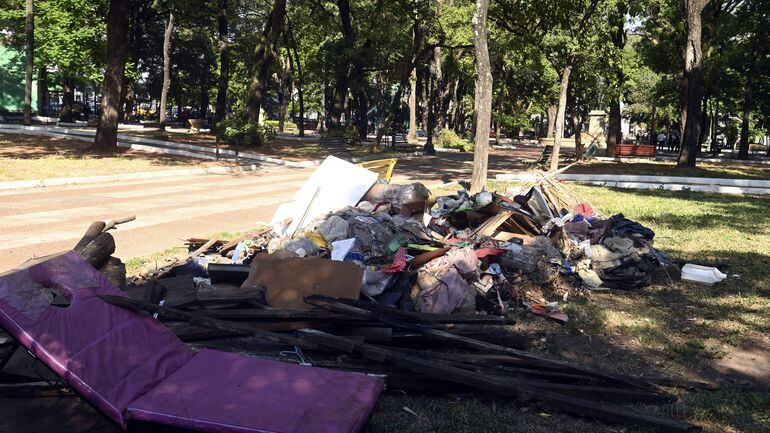"Montañas" de basura quedaron en la plaza Uruguaya, tras la salida de los indígenas.