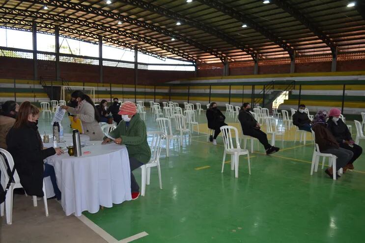 Prosigue la aplicación de vacuna anti covid, en el polideportivo municipal de San Juan Bautista, Misiones.