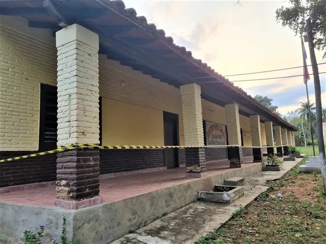 La escuela-colegio San Rafael, donde todo un pabellón con cuatro aulas está clausurado en Ybycuí.