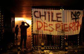 Estación de metro incendiada por manifestantes en Chile.