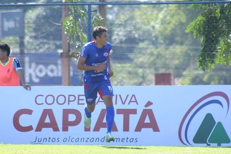 Wilfrido Báez celebra uno de los dos tantos que convirtió ayer en la goleada ante Martín Ledesma, en Capiatá. (Foto: APF)