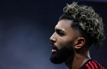 (FILES) Flamengo's Gabriel Barbosa gestures during the Copa Libertadores football tournament quarterfinals all-Brazilian first leg match between Corinthians and Flamengo, at the Arena Corinthians stadium in Sao Paulo, Brazil, on August 2, 2022. Flamengo striker Gabriel Barbosa, better known as Gabigol, was suspended for two years for attempted fraud during an anti-doping test last in 2023, a Brazilian sports court informed on March 25, 2024. (Photo by Miguel Schincariol / AFP)