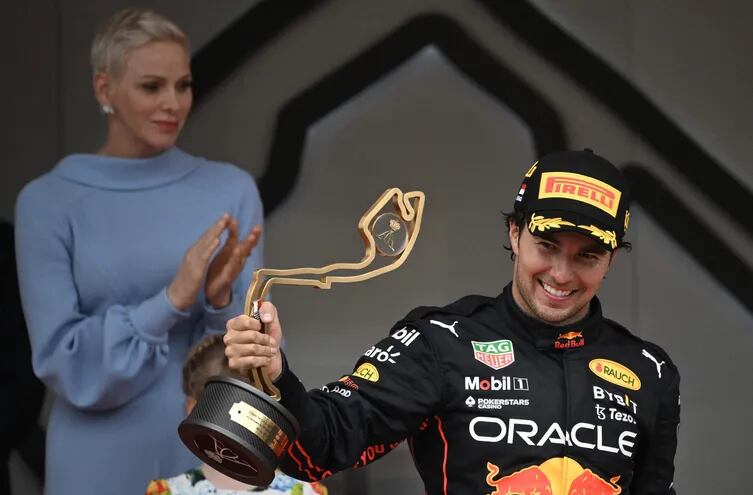 Sergio Pérez, el piloto mexicano de Red Bull Racing, con el trofeo de ganador del Gran Premio de Mónaco 2022 de la Fórmula 1.