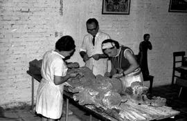Estela Rodríguez Cubero (derecha) en una de sus tareas de rescate del patrimonio de las Misiones Jesuíticas en 1968.