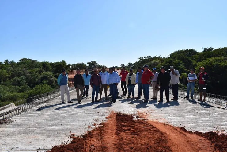 Autoridades de Santaní, Yrubucuá y Capiibary junto a pobladores de la zona recorren el nuevo puente en etapa de terminación ubicado sobre el río Capiibary.