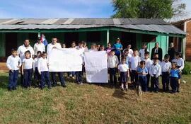 Los padres, docentes y alumnos de la escuela 3 de Agosto del asentamiento Julián Portillo piden el inicio de la construcción de un pabellón de tres aulas