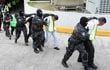 policias-federales-mexicanos-arrestaron-a-policias-municipales-implicados-en-el-narcotrafico-efe-200311000000-1145809.jpg