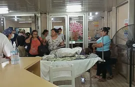 Paciente y familiares dentro del Hospital Nacional de Itauguá.