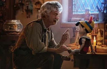 Tom Hanks como Geppetto en una imagen de la nueva "Pinocho", que Disney estrenará el próximo 8 de septiembre.