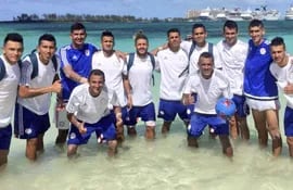 los-12-jugadores-de-la-seleccion-nacional-de-futbol-playa-posan-en-el-agua-en-nassau-bahamas-antes-de-uno-de-los-entrenamientos-foto-getty-sports-215645000000-1581508.jpg