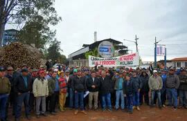 Cañicultores se manifestaron frente a la Planta Alcoholera de Petropar en Mauricio J. Troche.