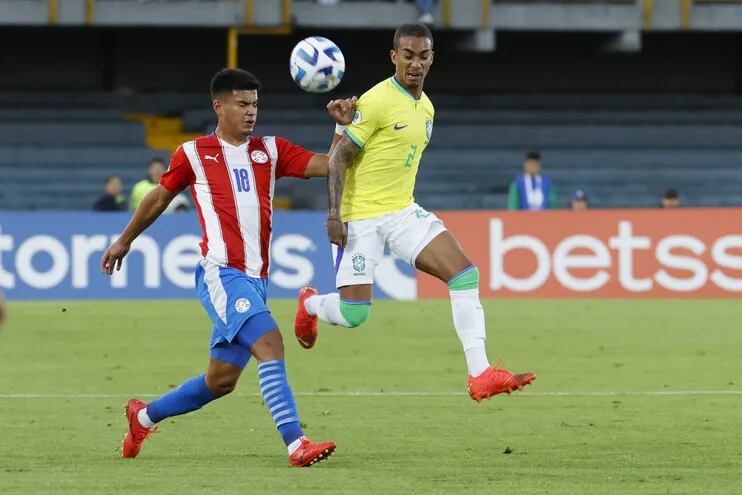 César Olmedo disputa el balón con Arthur de Matos, en el partido contra Brasil en el Campeonato Sudamericano Sub 20 . EFE