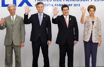 diciembre-de-2015-en-asuncion-los-presidentes-de-uruguay-argentina-paraguay-y-brasil-saludan-esa-fue-la-ultima-vez-que-se-llevo-adelante-la-cumbre-212916000000-1526447.jpg