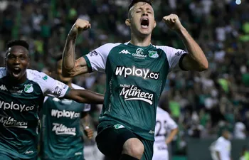 El paraguayo Gustavo Ramírez, futbolista del Deportivo Cali, celebra un gol en el partido contra Jaguares por el fútbol colombiano.