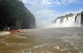 cataratas-del-yguazu-embarcacion-161905000000-573284.jpg