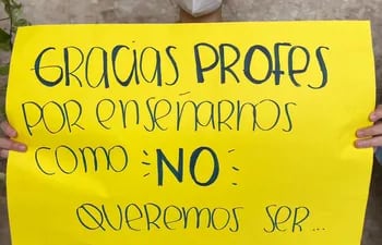 Los estudiantes hicieron carteles ayer que molestaron a algunos profesores.