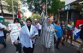 Personas se manifiestan a favor de Palestina hoy, en Asunción (Paraguay).