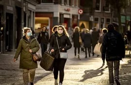 Compradores en el centro de Haarlem, Holanda, que aplica restricciones moderadas actualmente, pero prevé impedir el acceso a varios sitios a todos aquellos que no cuenten la pauta completa de vacunación.