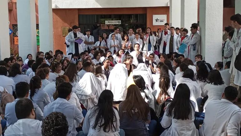 Estudiantes de Medicina durante la toma del rectorado de la UNA.